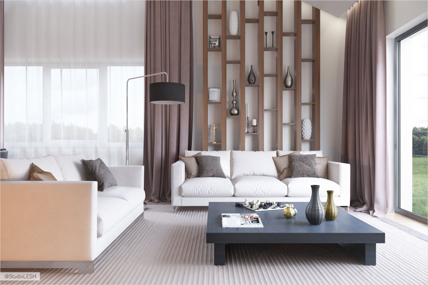Гостиная зона с журнальным столиком и большим окном 