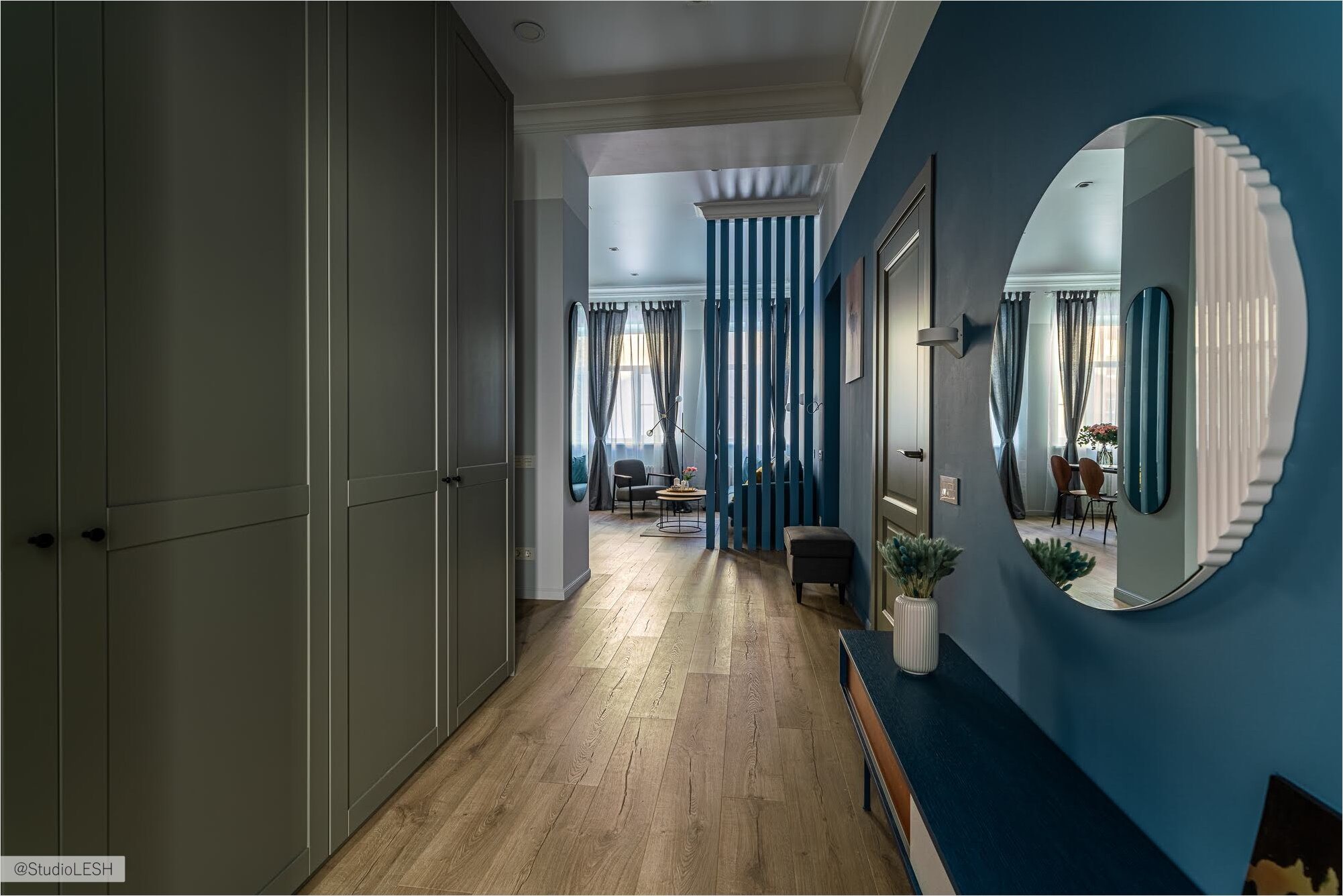 The design of the curbstone in the corridor and a round mirror