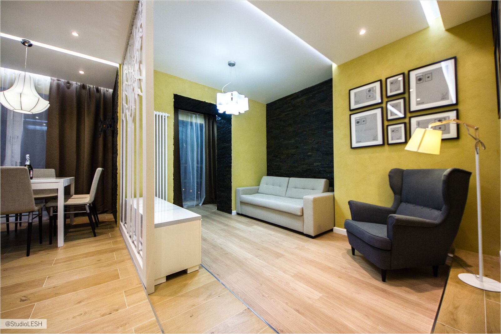 Просторная гостиная с декоративной перегородкой