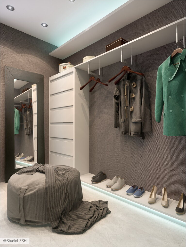 Вешалка для курток в прихожей элитной квартиры 