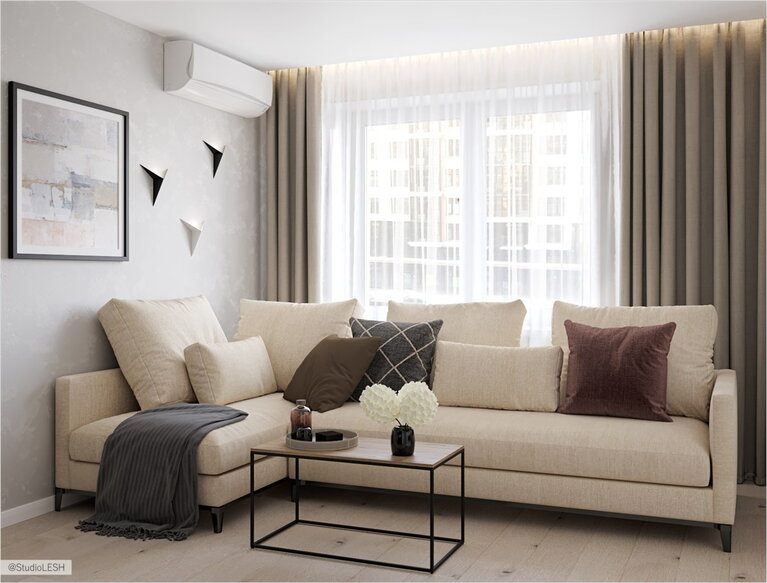 Большой диван в гостиной, кремовый диван, песочные шторы
