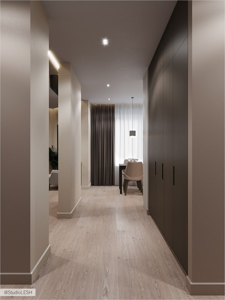 Коридор в спокойных тонах с системой хранения от пола до потолка