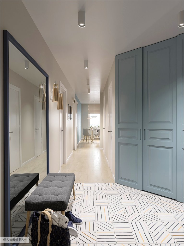 Просторная прихожая с необычной системой хранения