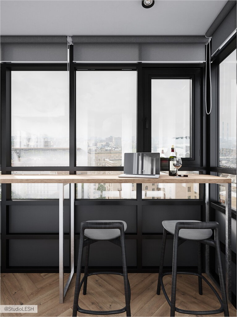 Барная стойка в лоджии в светлом дереве и контрастными стульями