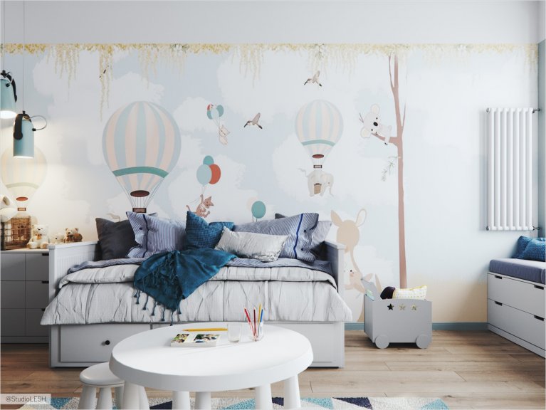 Просторная детская комната с интересным рисунком на стене