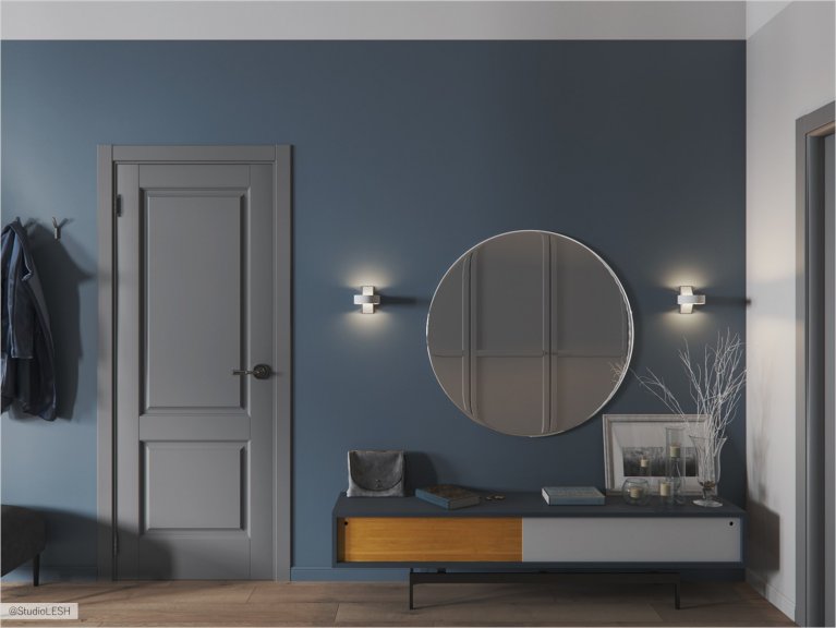 Насыщенный цвет холла с большим круглым зеркалом.