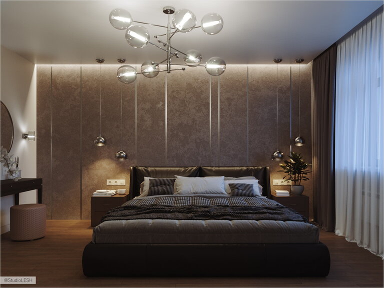 Двухспальная кровать в уютной современной спальне.