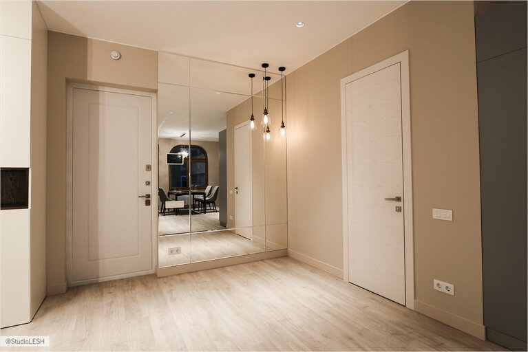 Зеркальный шкаф для увеличения пространства прихожей