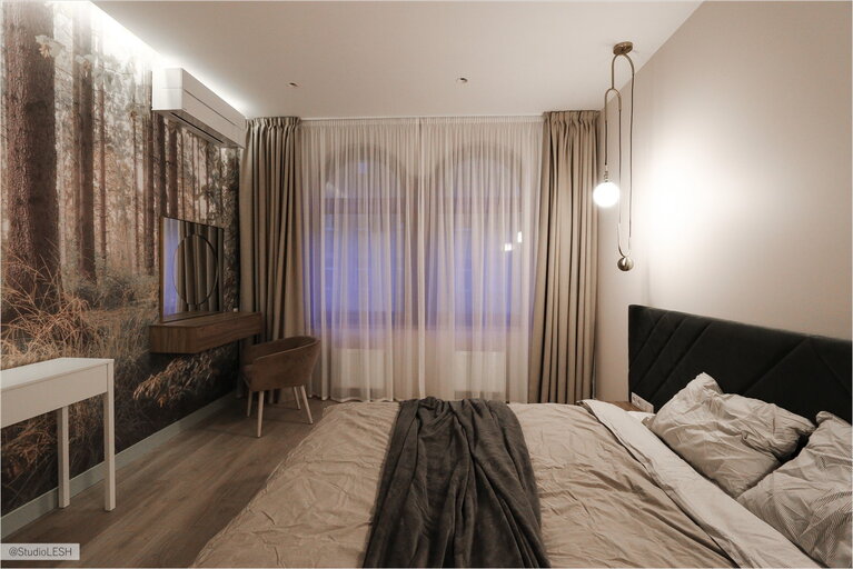 Спальня с большой двухспальной кроватью и природной атмосферой