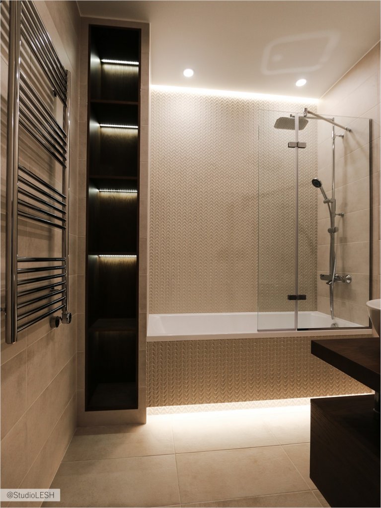 Ванная комната в светлых оттенках с закарнизной подсветкой