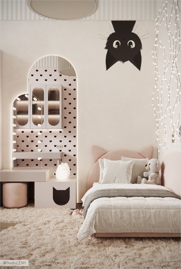 Интерьер современной детской комнаты с белой кроватью в форме домика, украшенной гирляндой, и настенным декором в виде кошки.