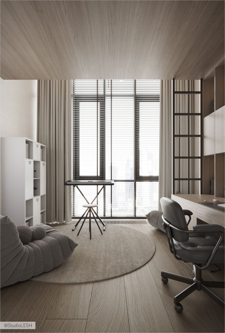 Интерьер современного кабинета с деревянным столом, удобным креслом, книжным шкафом и панорамными окнами с жалюзи.