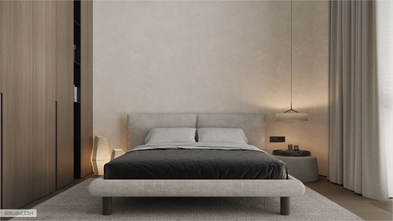 Интерьер современной спальни с белой кроватью, тумбочкой, светильником и панорамными окнами с жалюзи.