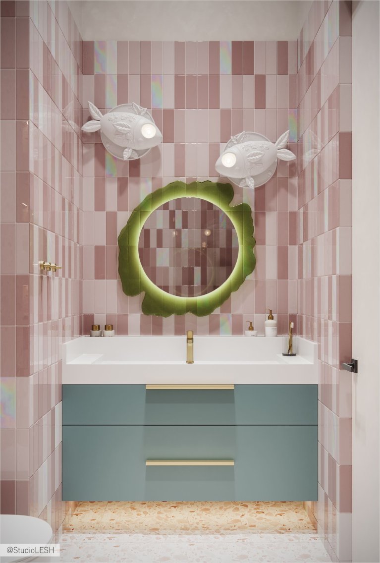 Современная ванная комната с розовой плиткой, зеркалом и фигурками рыб.