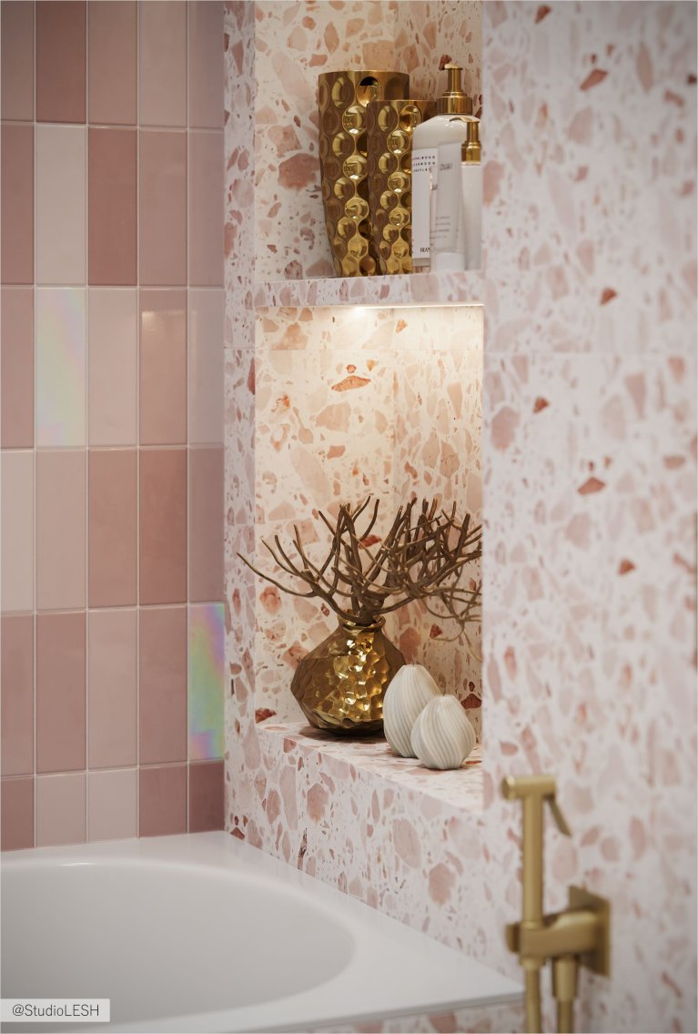 Современная ванная комната с розовой плиткой и декором.