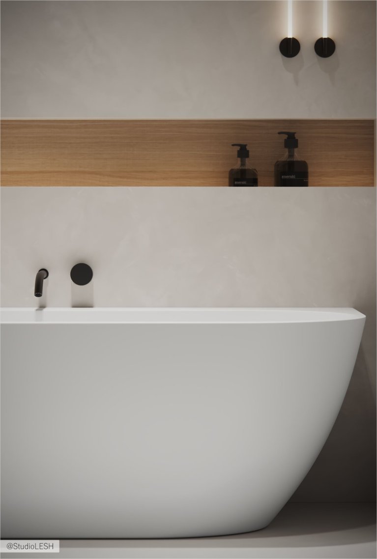 Интерьер современной ванной комнаты с белой отдельно стоящей ванной, черным смесителем, деревянной полкой и минималистичными светильниками.
