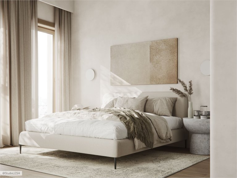 Интерьер современной спальни с белой кроватью, тумбочкой, светильником и панорамными окнами с жалюзи.