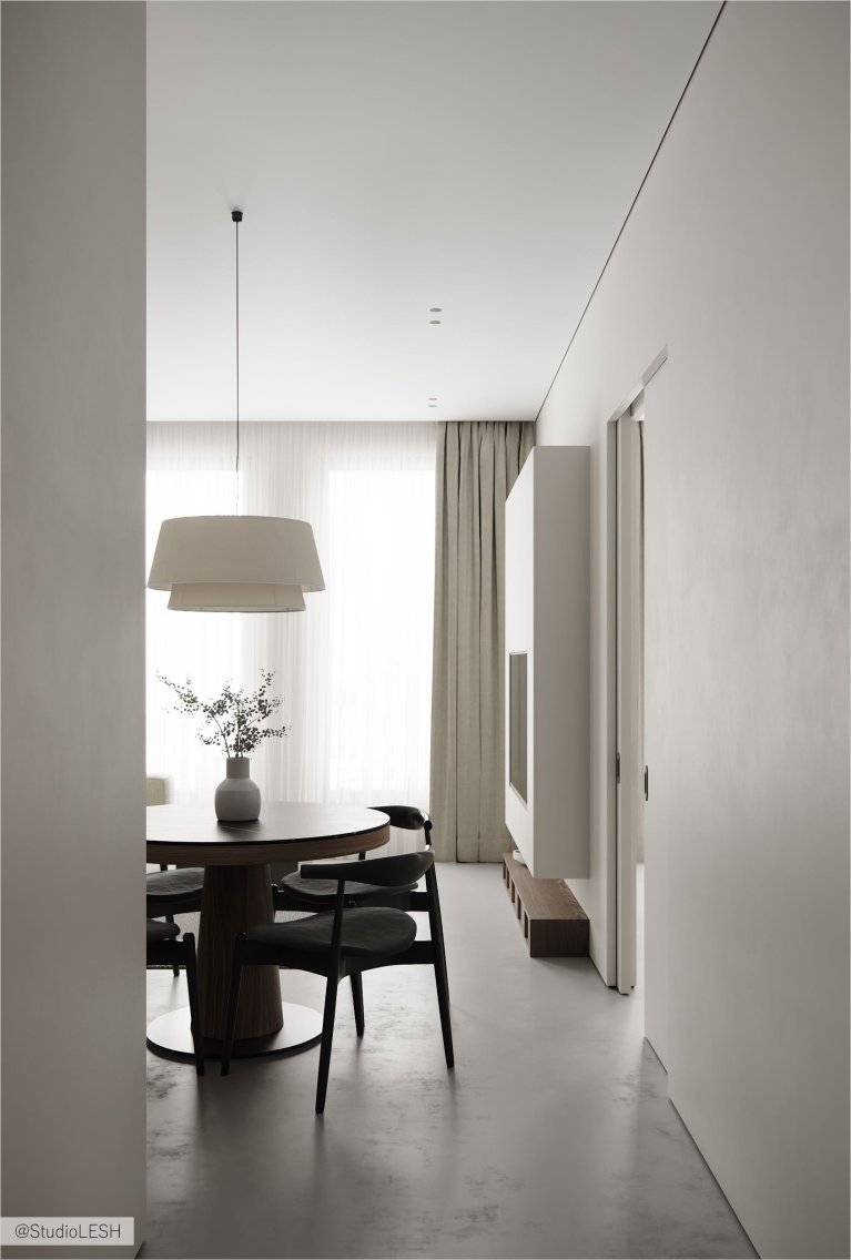 Интерьер современной гостиной с круглым обеденным столом, стульями, диваном, камином и панорамными окнами.