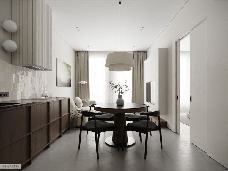 Интерьер современной кухни-гостиной с круглым обеденным столом, стульями, диваном, камином и большими окнами.