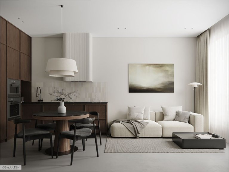 Интерьер современной кухни-гостиной с круглым обеденным столом, стульями, диваном, камином и большими окнами.