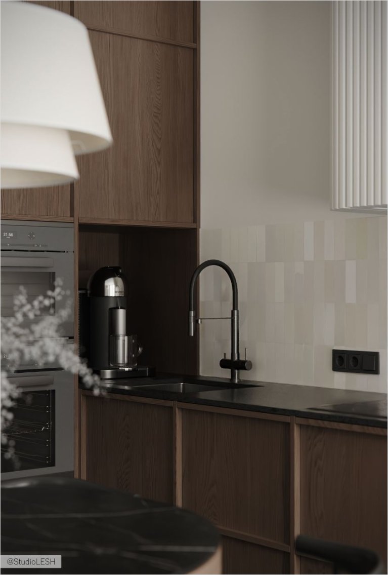 Интерьер современной кухни с темно-коричневыми деревянными шкафами, черным смесителем и белой плиткой на стене.