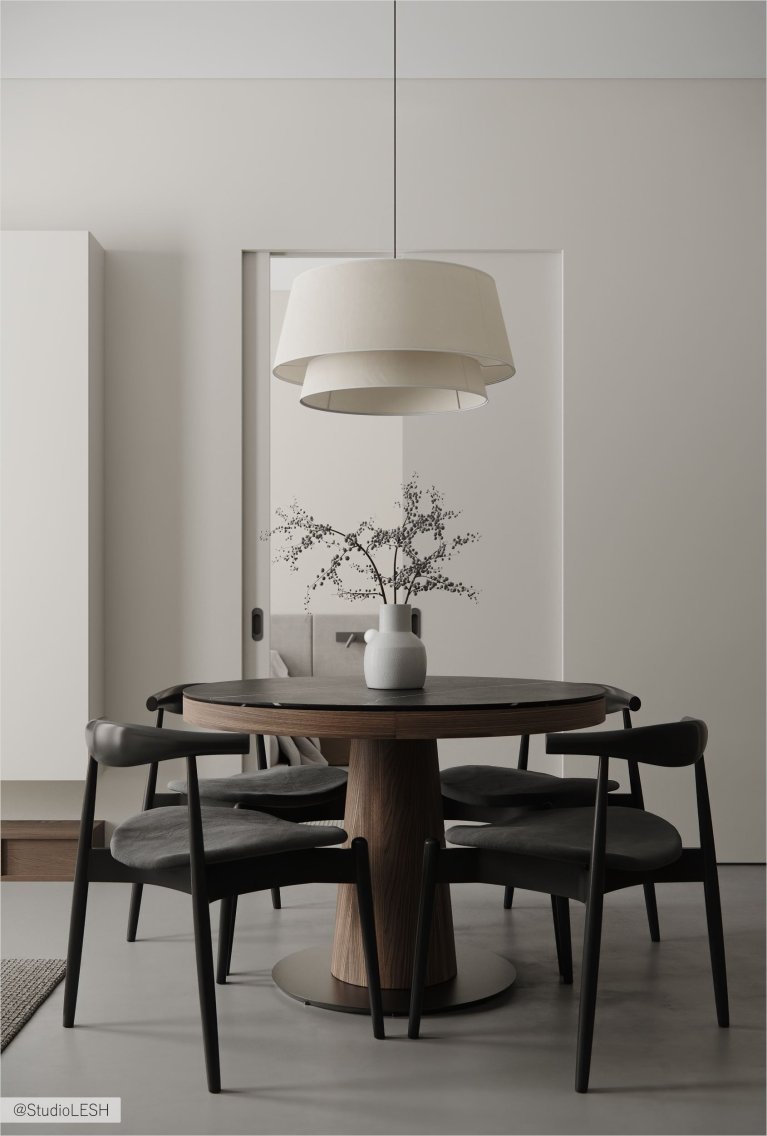 Интерьер современной гостиной с круглым обеденным столом, стульями, диваном, камином и большими окнами.