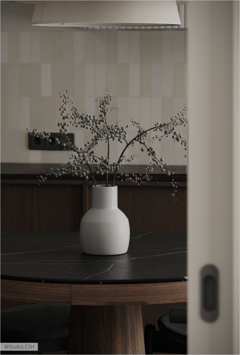 Интерьер современной кухни с белыми шкафами, деревянными полками, минималистичным декором и большими окнами.