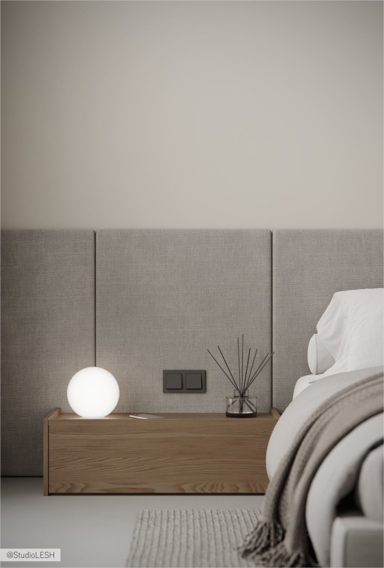 Интерьер современной спальни с белой кроватью, тумбочкой, светильником и панорамными окнами с жалюзи.