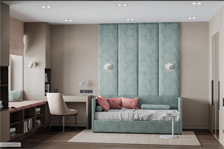 Уютная комната с удобным диваном, рабочим столом и стильным декором