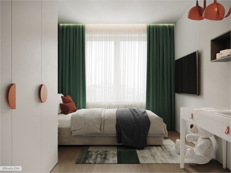 Интерьер детской комнаты с большой и удобной кроватью, где можно спать и видеть сладкие сны. На кровати лежит мягкое покрывало и подушки, создавая ощущение комфорта и тепла. Рядом с кроватью стоит рабочий стол, где можно заняться делами или творчеством