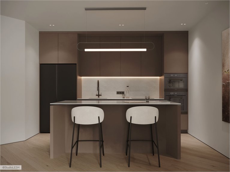 Современная кухня в минималистичном стиле с тёмно-коричневыми фасадами, встроенной техникой и мраморным фартуком. Остров с барными стульями и подвесным светильником создаёт уютную атмосферу. Мягкая подсветка подчёркивает элегантный дизайн, а светлые стены и деревянный пол добавляют тепла и уюта