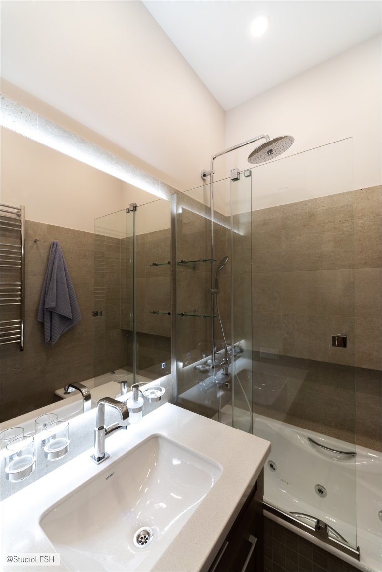 Дизайн современной ванной комнаты с душевой кабиной и ванной: стильный интерьер с минималистичной мебелью и акцентными деталями