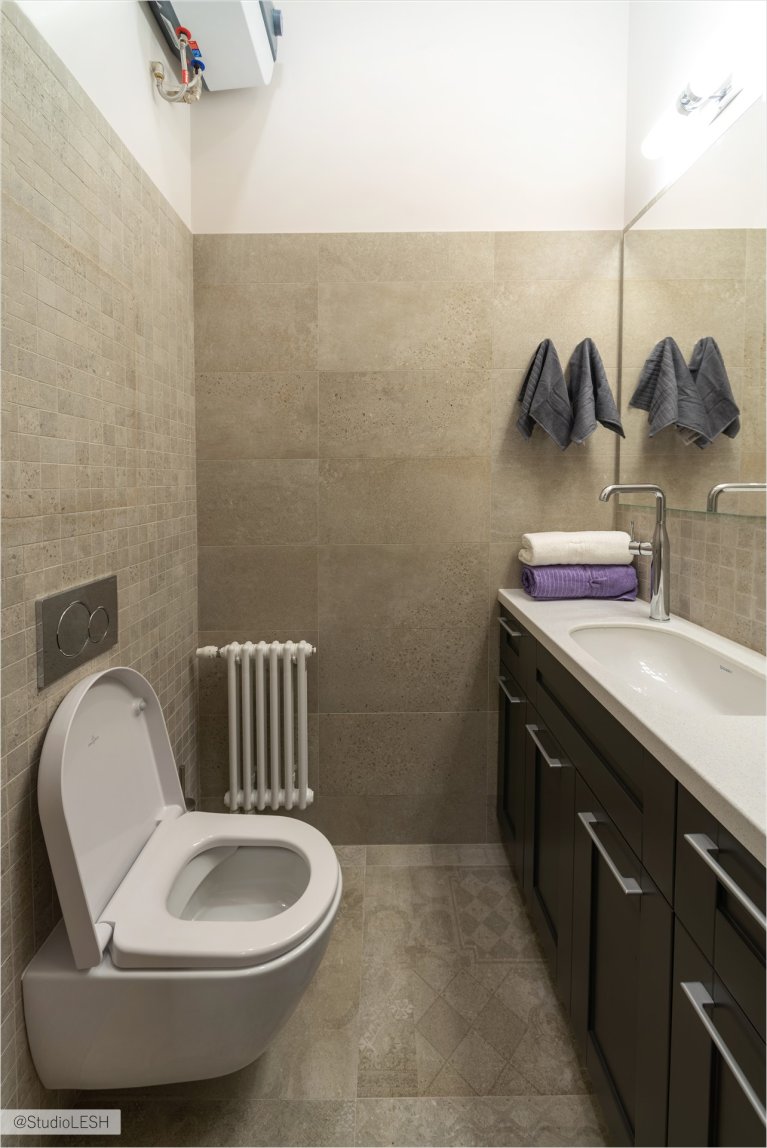 Дизайн современного туалета с подвесным унитазом и раковиной: стильный интерьер с минималистичной мебелью и акцентными деталями