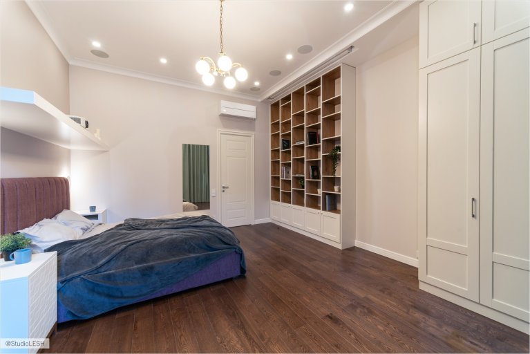 Дизайн современной спальни с деревянной мебелью: стильный интерьер с кроватью, шкафом и полками для хранения