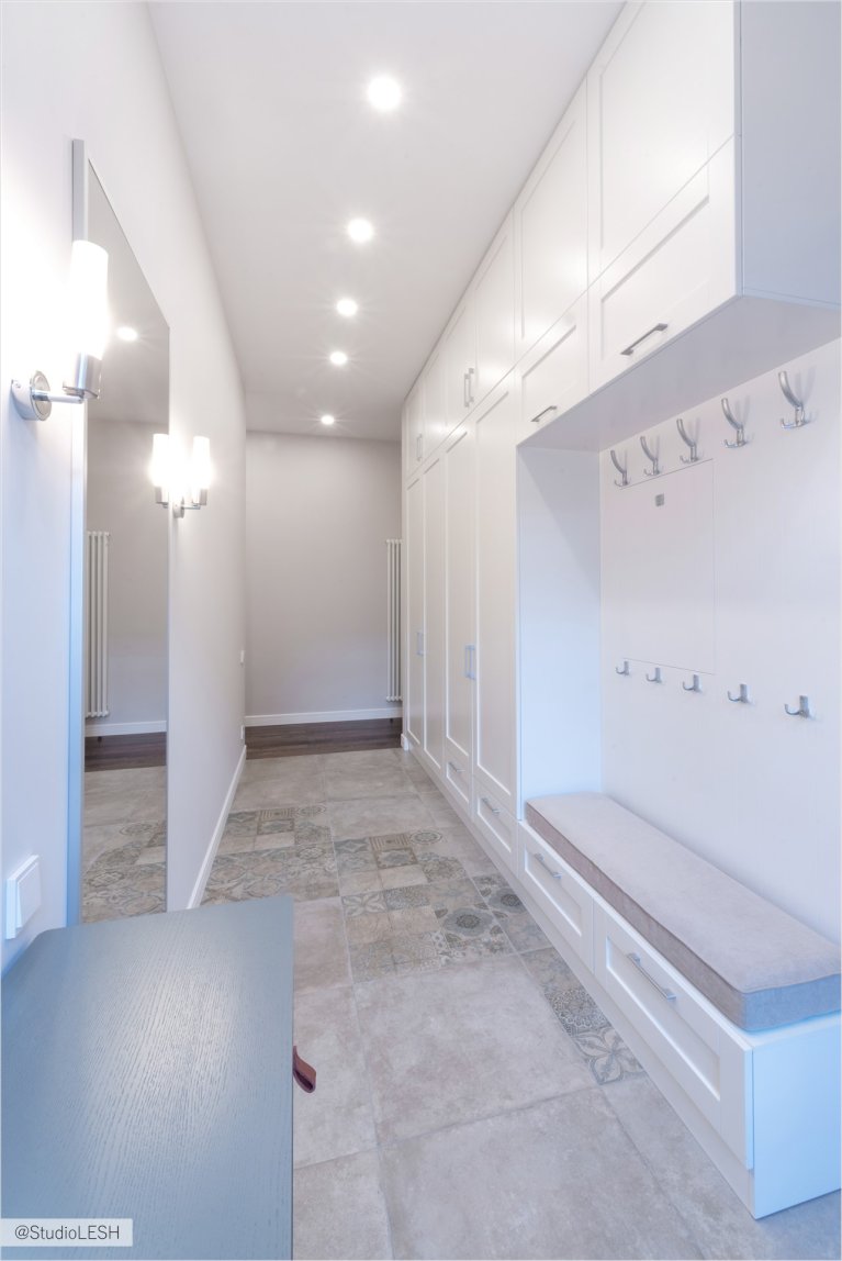 Дизайн современной спальни с деревянной мебелью: стильный интерьер с кроватью, шкафом и полками для хранения