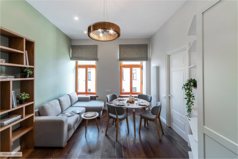 Дизайн современной гостиной с диваном и обеденным столом: стильный интерьер с деревянными элементами и яркими акцентами