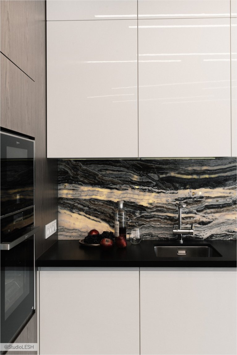 Фотография кухни с белыми глянцевыми фасадами и мраморным фартуком: идеи для создания уютной и функциональной кухни