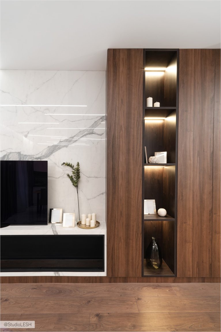 Дизайн современной гостиной с деревянной мебелью: стильный интерьер с телевизором, шкафом и полками для хранения