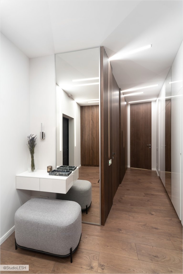 Дизайн современной прихожей с зеркалом: стильный интерьер с минималистичной мебелью и акцентными деталями