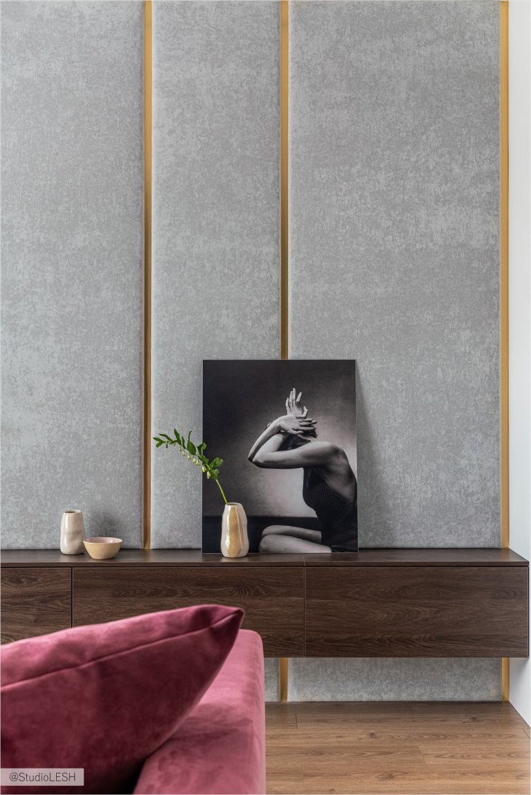 Современный интерьер: стильная гостиная с диваном, картиной и декоративными элементами