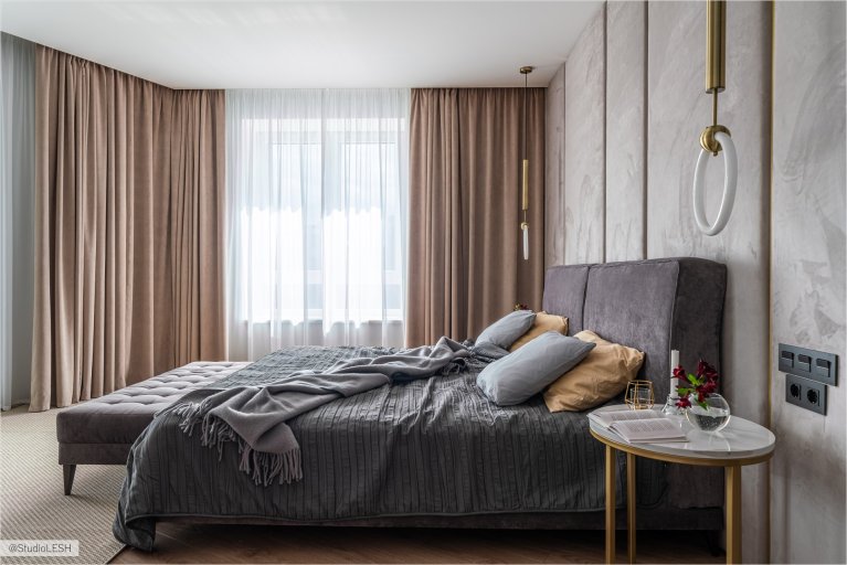 Современная спальня с двуспальной кроватью, стильными прикроватными тумбочками и оригинальными светильниками