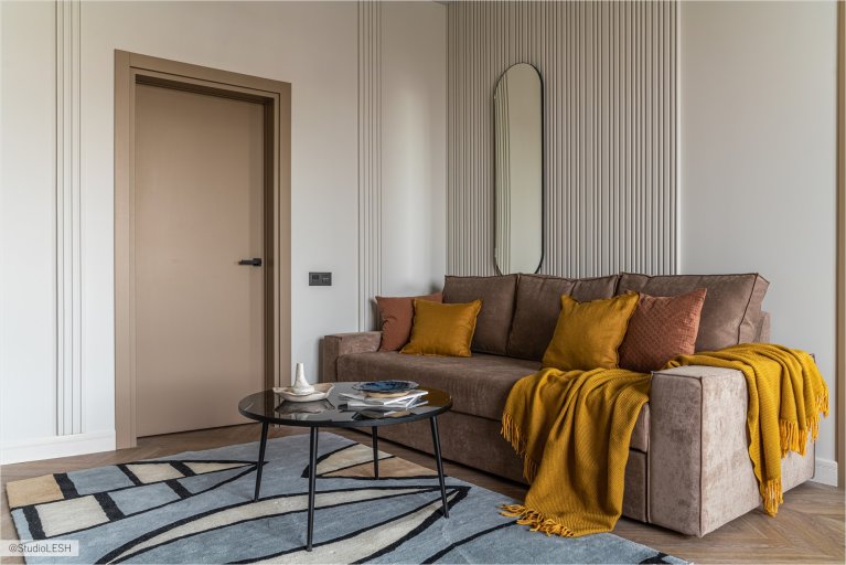 Интерьер гостиной в современном стиле с функциональной мебелью и эргономичным использованием пространства