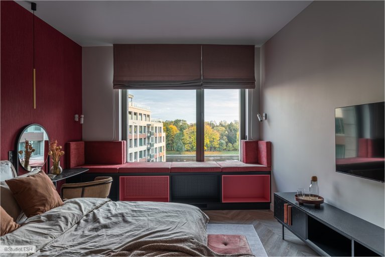 На стене висят две картины с абстрактным рисунком, выполненные в бежевых тонах