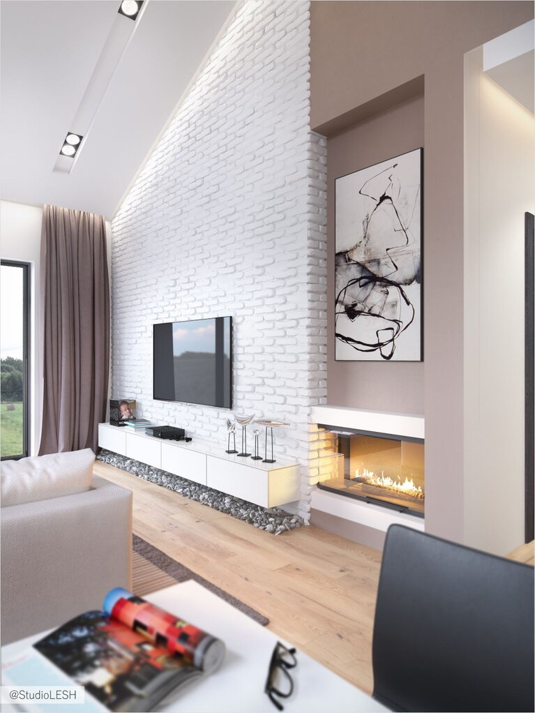 Камин и телевизор в гостиной пригородного дома 