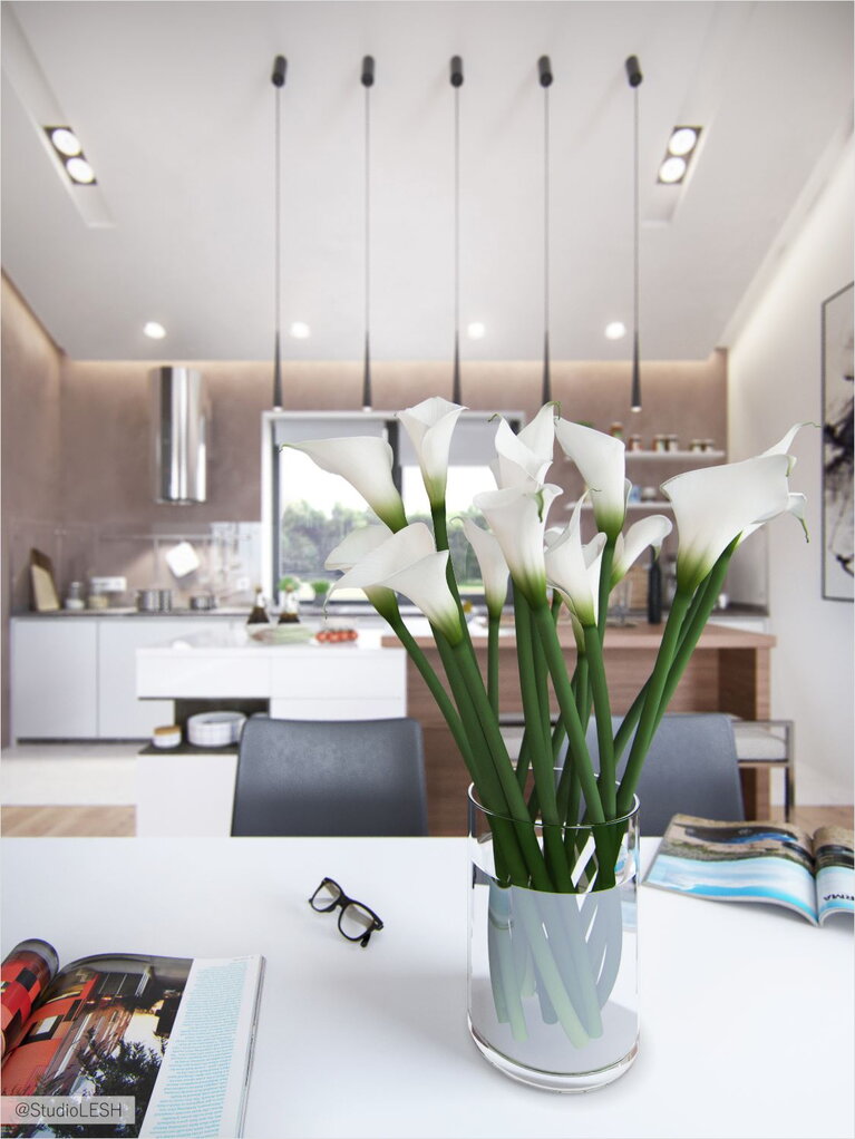 Оформление кухни, цветы каллы на обеденном столе 