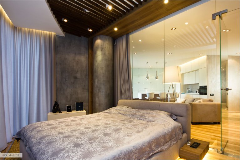 Стеклянные перегородки для зонирования пространства в комнате