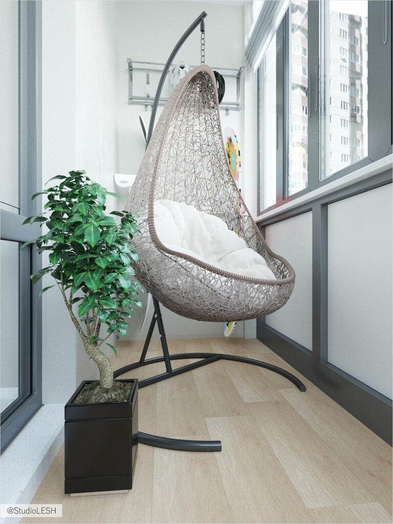 Подвесное кресло на балконе