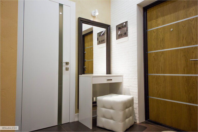 Дерево в интерьере прихожей