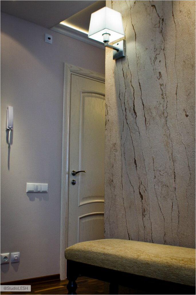 Бра в прихожей над банкеткой 