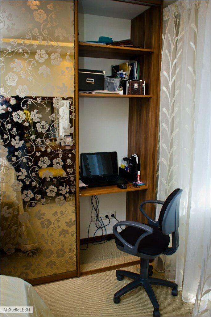 Рабочие место сделанное в шкафу